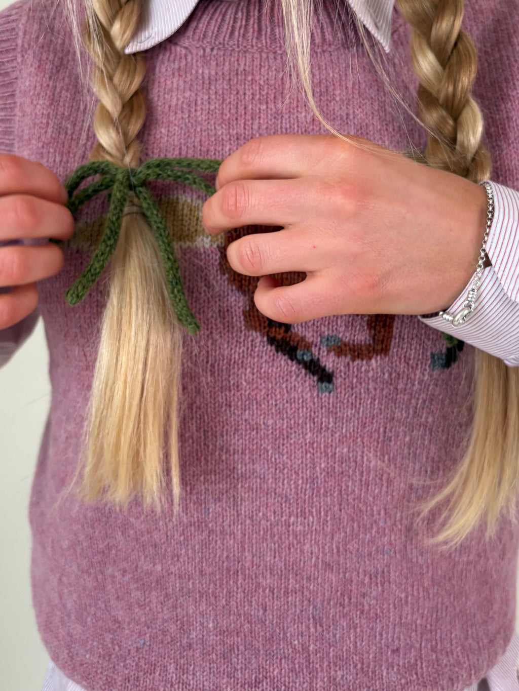 Woollen bows